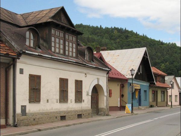 Zespół zabytkowych domków przy ul. Kościelnej powstał po wielkim pożarze na pocz. XX w.