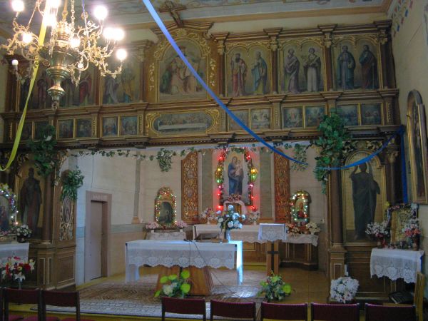 ikonostas -  malarz Zygmunt Bogdański  /z Jaślisk/ i ołtarz główny - wszystko z pieczołowitością, staraniem wielkim - zadbane, z troską by przetrwało... Do nied