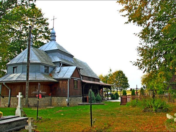 Dawna drewniana cerkiew greckokatolicka pw. Opieki Najświętszej Maryi Panny (od 1979 roku kościół rzymskokatolicki pw. Najświętszego Serca Pana Jezusa), wzniesi