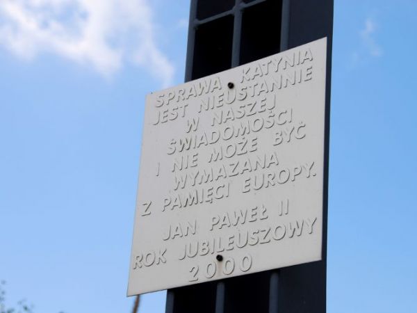Tablica z napisem znajdująca się na Krzyżu Katyńskim