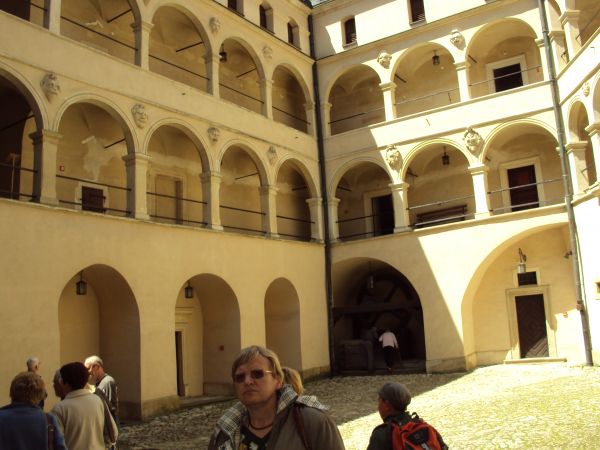 Zamek w Pieskowej Skale, zwany "Perłą Jury", z ekspozycją muzealną  Oddziału Państwowych Zbiorów Sztuki na Wawelu, widoczne krużganki z końca XVIw. Należy też p