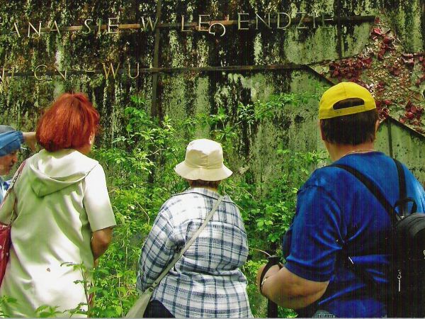 Naprzeciwko stacji kolejowej /nie ma już stacji - ale jest na innym zdjęciu !/ znajdują się ruiny bunkra z Linii Mołotowa, stanowiącego pomnik żołnierzy radziec