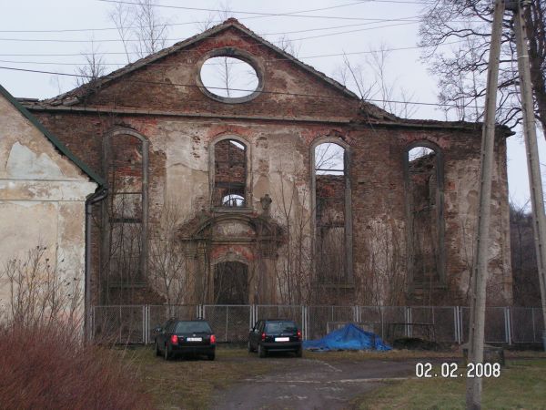 Fasada zniszczonego kościoła ewangelickiego