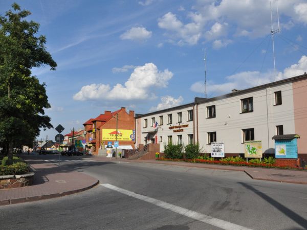 Urzad Gminy w Daleszycach. Obok dwie apteki, piekarnia i wiele sklepow spozywczo-przemyslowych - 1,4 km od gospodarstwa