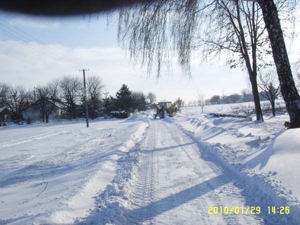 Odsniezanie drogi dojazdowej do kolonii Zrebce  foto. Seweryn