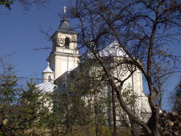 kościół par. pw. św. Wawrzyńca, budowę rozpoczęto w 1778r. Do kaplicy Jezusa Ukrzyżowanego trafiła część ołtarza głównego wraz z tabernakulum  z kościoła pw. św