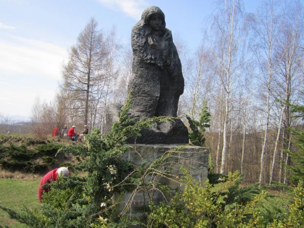 Pomnik przy kościele