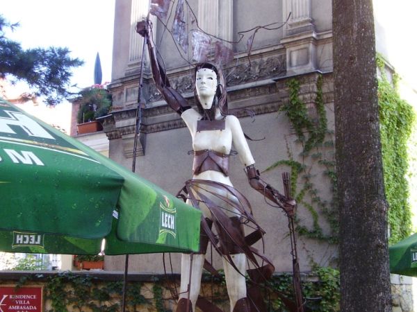 "Residence Villa Ambasada" i " Piwnica Paryska" obok GLINIADA