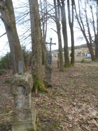 pomniki i krzyże nagrobne na cmentarzu greko-katolickim - niegdysiejszych mieszkańców wsi, społeczność przed 1951r. została przesiedlona i powoli zasiedlona prz