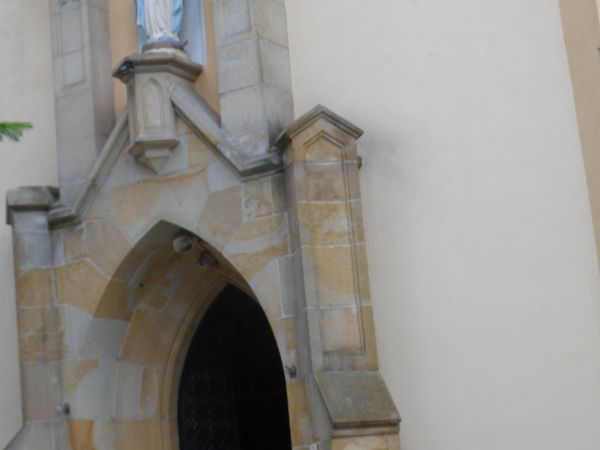 przy wejściu głównym do kościoła zdrojowego - nad portykiem na kolumience figura Matki Bożej.