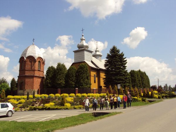 cerkiew - dzisiaj kościół - i dzwonnica, wszystko odnowione, otoczone troską, zadbane, ukwiecone. Warto być w środku - tam oryginalny wystrój, uposażenie i poli