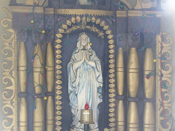 uposażenie domkowej, przydrożnej kapliczki, najstarszej we wsi - XIX wiecznej, "Bednarzowej" - niedaleko kościoła.