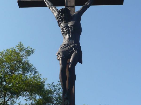 Monumentalny Krzyż z Golgoty w Sadowiu.