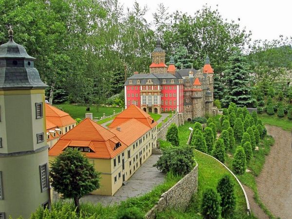 KOWARY - Park Miniatur Zabytków Dolnego Śląska - Zamek „Książ” jest największym tego typu obiektem na Dolnym Śląsku a trzecim w Polsce. Na przełomie pięciu wiek