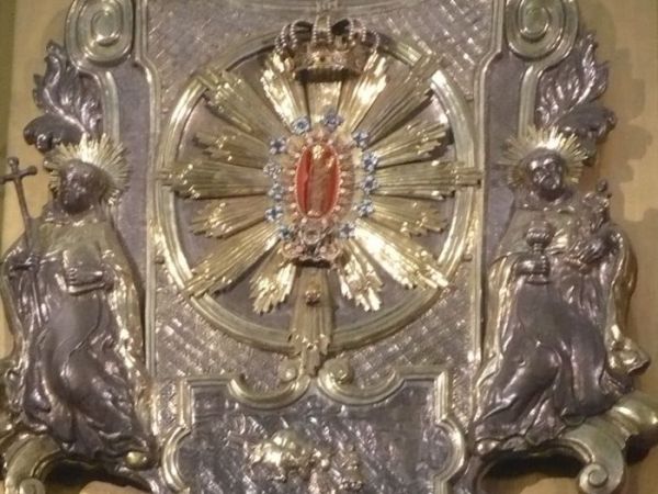 W zbliżeniu cel pielgrzymek do MB Gidelskiej maleńka ukoronowana
Figurka w złotym ołtarzu,Dekretem Piusa XI z 1922r. 19.08.1923r.
Ukoronowano figurkę.