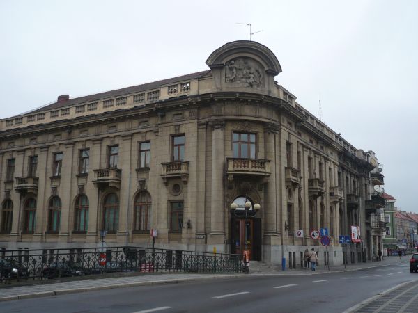 W Kaliszu jest wiele ciekawych kamienic idąc w stronę Rynku ul.Górnośląską kamienica z XIVw Dawny dom Handlowy,z ciekawym narożnym zwieńczeniem.