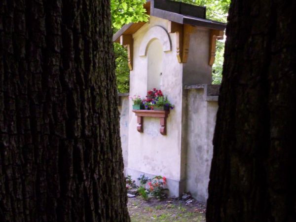 Kapliczka w ogrodzeniu parku