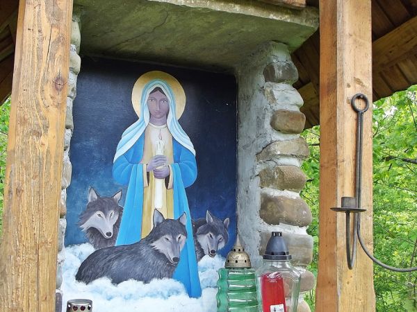 kapliczka przyleśna - w jej wnęce obraz "Matki Bożej od wilków", wykonana z kamienia, wzniesiona w 2006r. nieopodal leśniczówki.