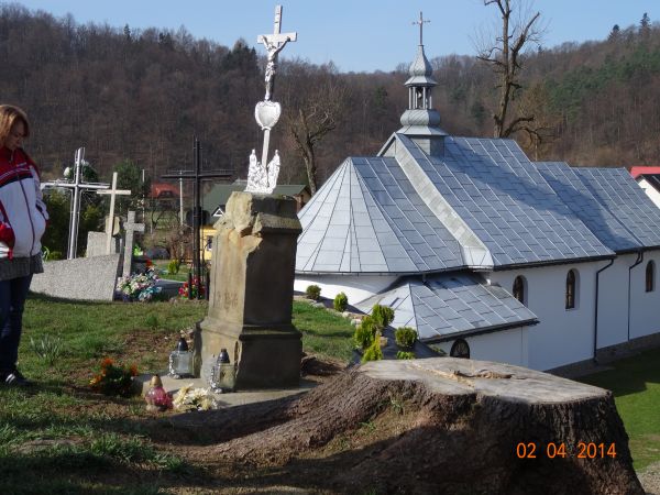 pomnik nagrobny Antoniego Stroińskiego - malarza, budowniczego kościołów, właściciela wsi ok. poł. XIX wieku. Tam też poniżej  /między zniczami/: tablica nagrob