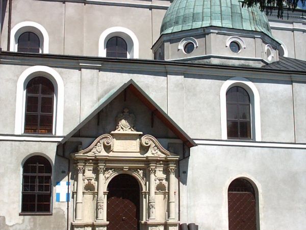 Kościół Św. Michała i Bpa. Stanisława w klasztorze SS. Benedyktynek na wzgórzu Św. Michała. Wejście.