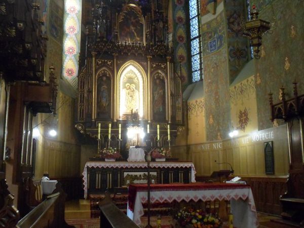 ołtarz główny kościoła.