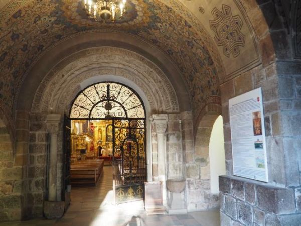 z bloków kamiennych kościelna kruchta klasztorna - przed wejściem do świątyni.