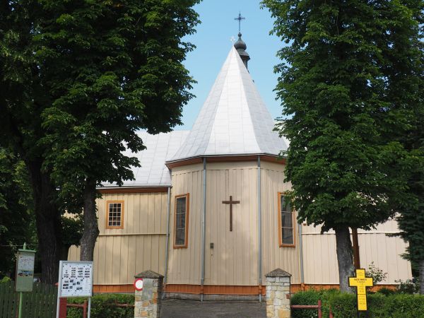 kościół jest z XV wieku a na przestrzeni dziejów stanowił też ośrodek kultu arianizmu i był przebudowywany i dobudowywany i tu n/z jedna z dobudowanych kaplic -