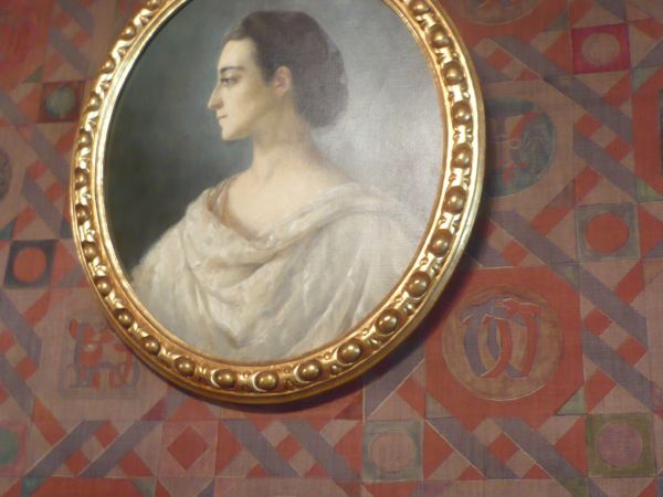 Księżna Czartoryska postarała się o wystrój,obrazy,rzeźby,kominki,i wiele pięknych  szczegółów które warto zobaczyć na obrazie księżna.