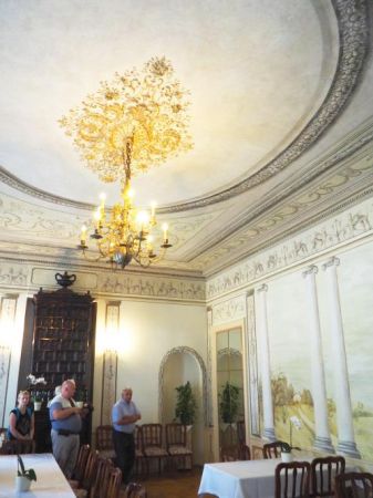 jesteśmy u pani Marii Walewskiej - w pałacowej komnacie, tu musi i jest "pałacowo" - choć przez chwilę "po pańsku", w innej epoce, w innym świecie. Po rozwodzie