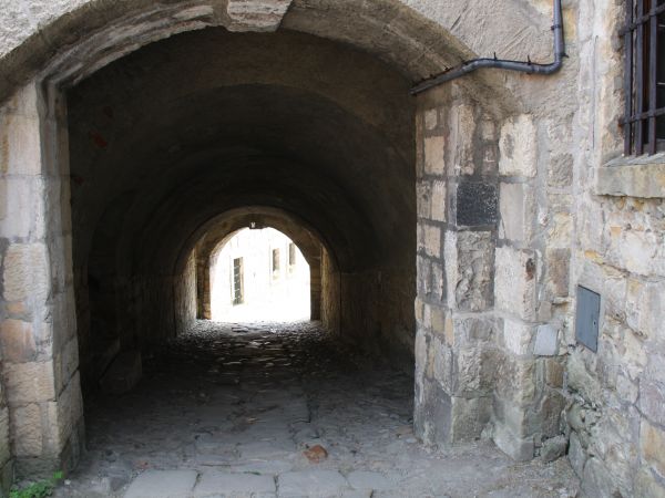 brama - jedna z wielu, może i one podobne - no bo forteczne, wyjście z tej na bastiony z tarasami widokowymi na przedpola twierdzy.