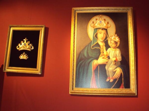 obraz Madonny Piekarskiej - 15 sierpnia 1925r. obraz ozdobiono uroczyście koronami, które podarował i poświęcił osobiście papież Pius XI, zaś korony nałożył nun