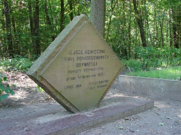 Tablica pamiątkowa ku czci pomordowanych Polaków w 1939 roku.