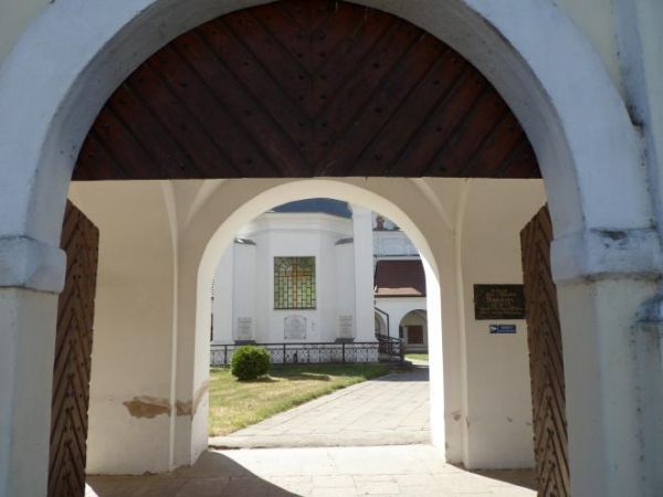 brama zespołu klasztornego o.dominikanów, dalej otoczona płotkiem żelaznym kaplica św. Barbary a dalej krużganki i po prawej wejście do kościoła klasztornego. T