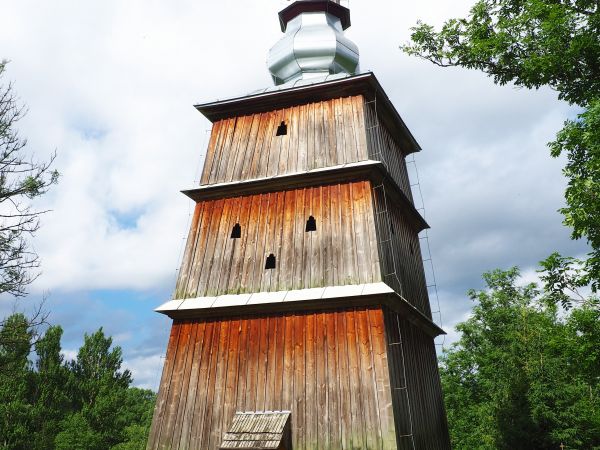 dzwonnica cerkiewna - jest to najwyższy tego typu obiekt w Polsce, w górnych kondygnacjach okienka wycięte w oszalowaniu.