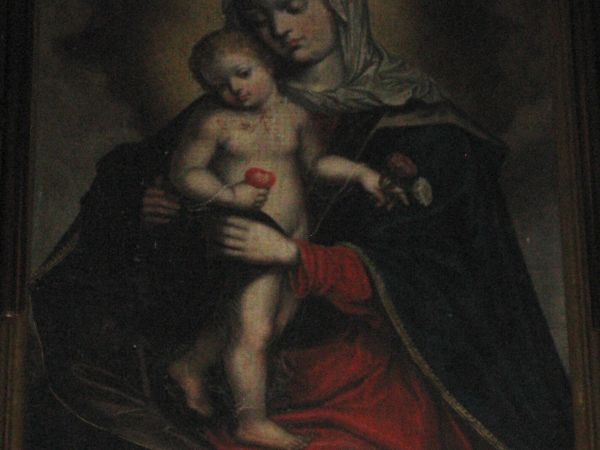 w ołtarzu głównym: obraz Matka Boska z Dzieciątkiem trzymającym jabłko i kwiaty - 1-sza poł. XVII wieku, warto przypomnieć że jabłko jest symbolem władzy królew