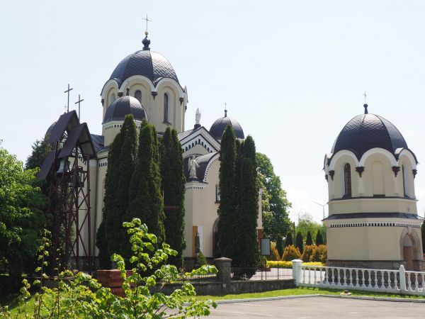 pięknie prezentują się kopuły cerkwi - jest ich 5 - i dzwonnicy, ośmioboczne tambury stanowią bazę ich osadzenia, poniżej arkadowe latarnie - rzeczywiste lub tz