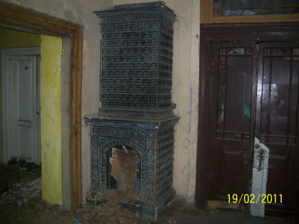 Zabytkowy piec kaflowy w Pałacu w Dziektarzewie.