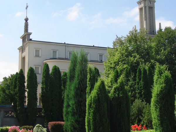 Niepokalanów - Sanktuarium Maryjne (na terenie wsi Paprotnia).
Bazylika Mniejsza.