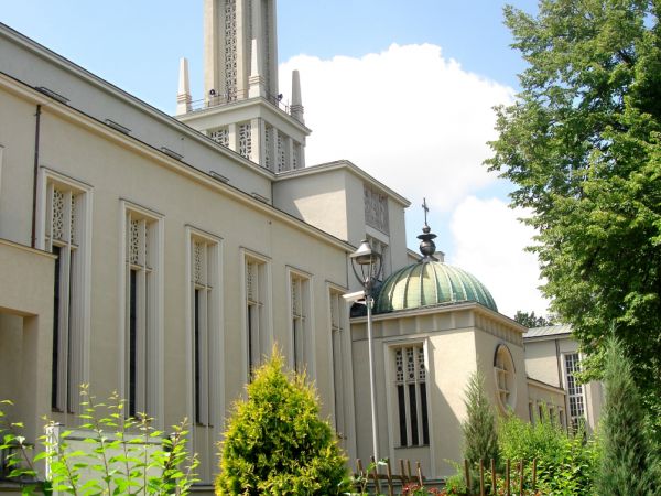 Niepokalanów - Sanktuarium Maryjne (na terenie wsi Paprotnia).
Bazylika Mniejsza.