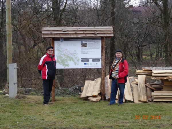 przed / obok: tablicy informacyjnej - planszy z mapą okolicy, ułatwiającą wędrówki a zarazem odczuciu sympatii i poważnym traktowaniu przybyłych, turystów i cał