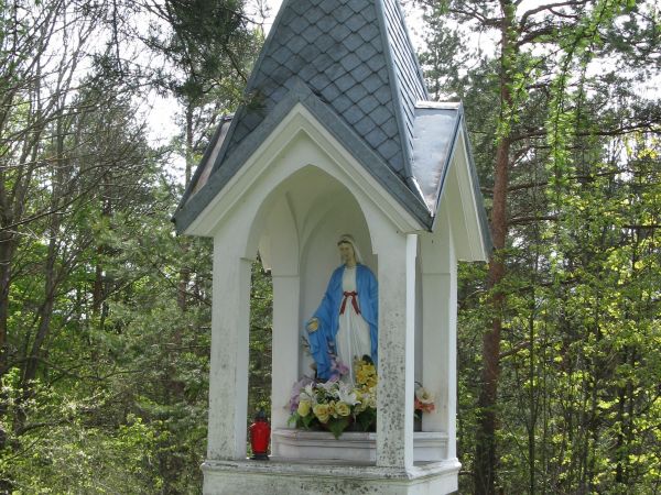 kapliczka - jak powiadają : znać, że coś Boskiego jest pośród domostw, każdy o coś tam prosi, a podziękować też trzeba - różnie bywało..."Od Bałtyku po gór szcz