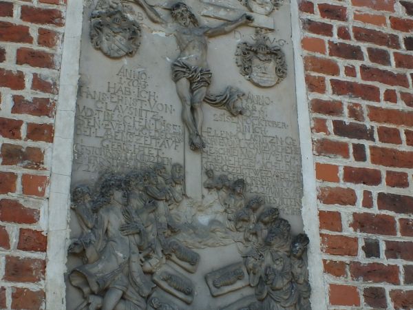 epitafium na ścianie prezbiterium