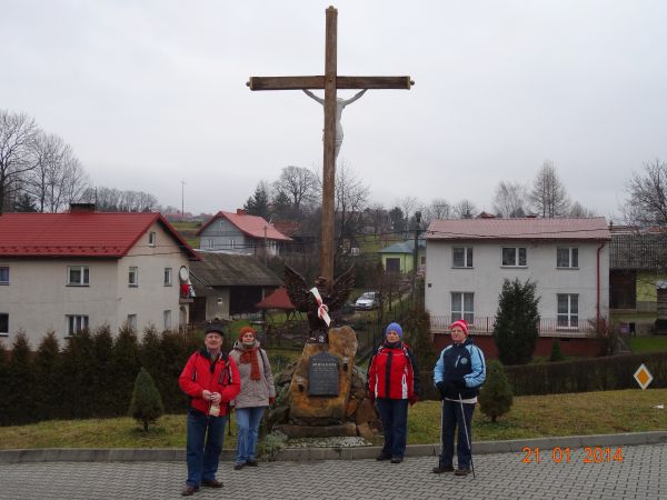 przed / obok: krzyż a przy Nim głaz z przesłaniem patriotycznym, niepodległościowym a na nim "Orzeł rozpostarty" - symbol zrywu do wolności w harmonii z naukami