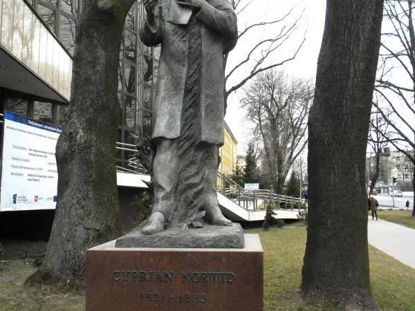 Pomnik Cypriana Norwida przed gmachami KUL-u.