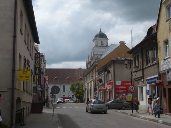 Jedna z ulic Działdowa w głębi kościół pw. Podwyższenia Krzyża Św.