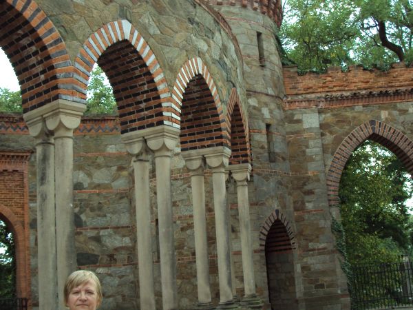 bramy do ogrodów - parku pałacowego, tu też baszta narożna, forteczna, z furtą, była niegdyś częścią kompleksu obronnego.