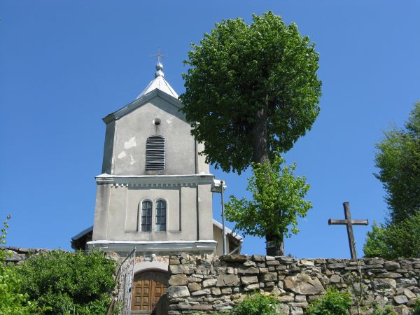na wzgórzu, otoczona murem kamiennym : cerkiew filialna pw. Zaśnięcia NP Marii, wzniesiona w 1807 roku, rozbudowana w 2 poł. XIX wieku, od 1946r. kościół fil. r