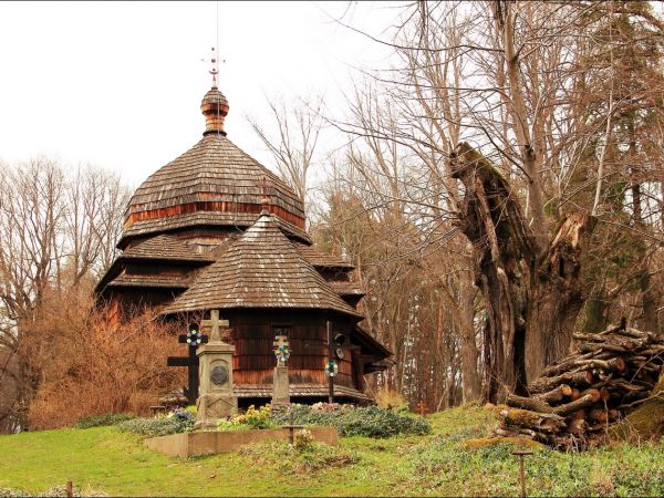 Drewniana cerkiew p.w. Wniebowstąpienia Pańskiego z 1659 r., usytuowana na wzgórzu Dębnik - Dubnyk (344 m n.p.m.), wznoszącym się ponad doliną Sanu.
