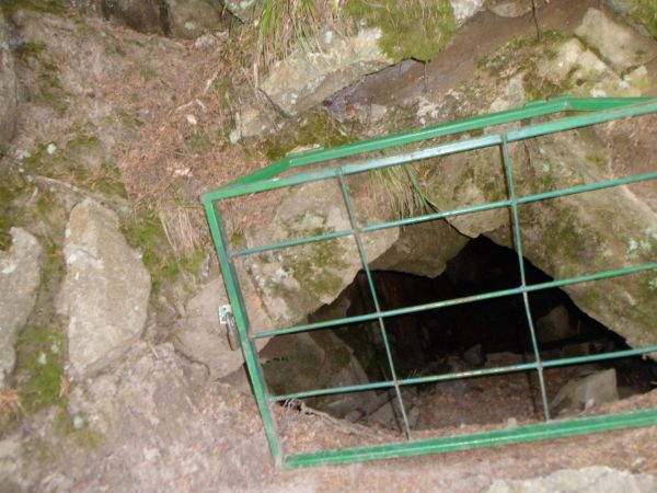 wejście do sztolni - tam pozyskiwano rumosz skalny zawierający rudę żelaza dla potrzeb wytopu w hucie Fredrów - tu na miejscu urządzonej - XVIII - XIX wiek.