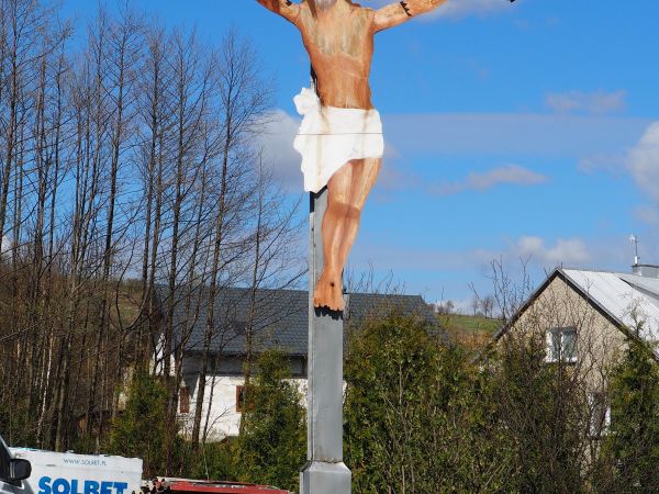 przytoczę fragment tekstu pieśni : "... Kocham te polskie drogi i te nasze rozstaje, Na których od dziada, pradziada Krzyż Chrystusowy staje..." - krzyże wznosz